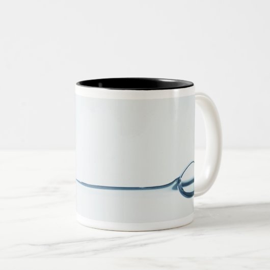 Blasen auf Wasser-Oberfläche Zweifarbige Tasse (VorderseiteRechts)