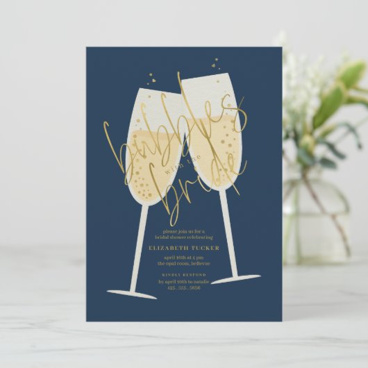 Blasen mit Bride Champagne Brautparty Einladung (Stehend Vorderseite)