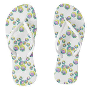 Blasen von Iridescent Rainbow Soap Bubbles Badesandalen