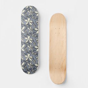 Bläsergraue und cremige Blume Skateboard