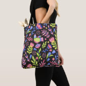 Bläsernahes Muster. Frühlingsblumen und Tasche (Von Nahem)