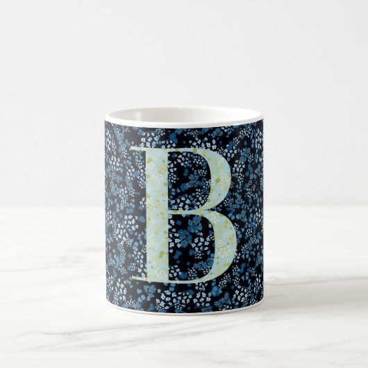 Bläserne Elegante Klasse Monogram B blau mit einer Kaffeetasse (Mittel)