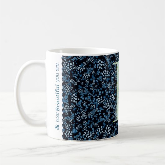 Bläserne Elegante Klasse Monogram B blau mit einer Kaffeetasse (Links)