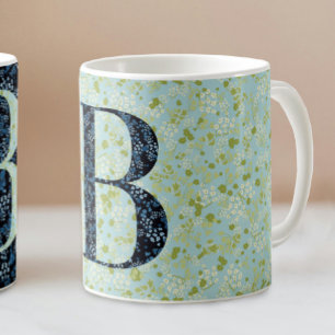 Bläserne Elegante Klasse Monogram B blau mit einer Kaffeetasse