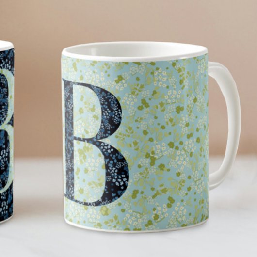 Bläserne Elegante Klasse Monogram B blau mit einer Kaffeetasse