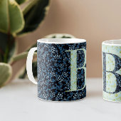 Bläserne Elegante Klasse Monogram B blau mit einer Kaffeetasse