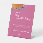 Bläserne heiße Rosa dieser Kerze verblasst in der  Sockelschild (Vorderseite)