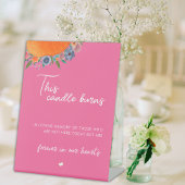 Bläserne heiße Rosa dieser Kerze verblasst in der Sockelschild