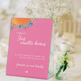 Bläserne heiße Rosa dieser Kerze verblasst in der  Sockelschild