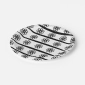 Bläserne schwarze und weiße Streifen Pappteller (Schrägansicht)