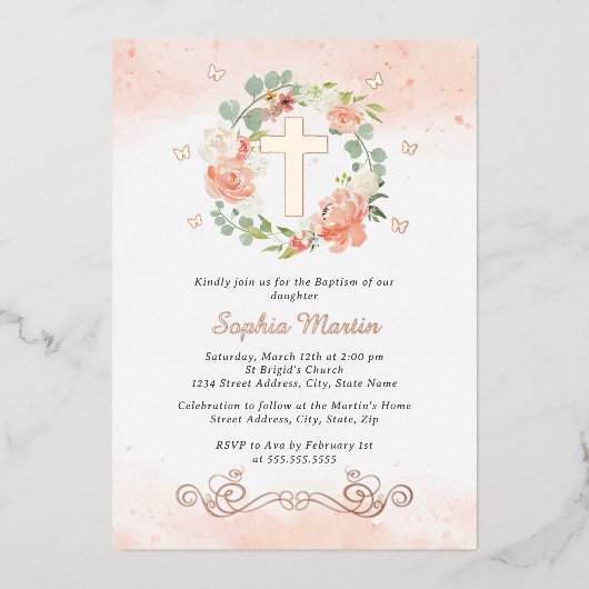 Bläserne Shiny Gold Cross Peach Floral Girl Taufe Folieneinladung (Vorderseite)