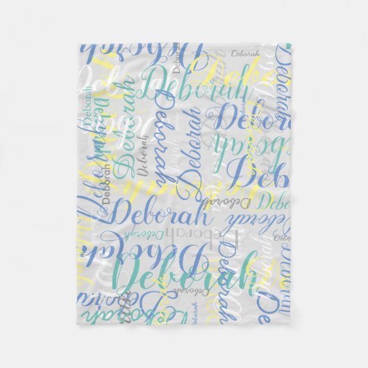 Blass-graue Fleece-Blanket mit wiederholtem Namen Fleecedecke (Vorderseite)