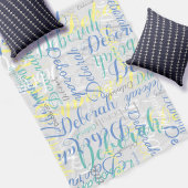 Blass-graue Fleece-Blanket mit wiederholtem Namen Fleecedecke