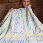 Blass-graue Fleece-Blanket mit wiederholtem Namen Fleecedecke