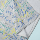 Blass-graue Fleece-Blanket mit wiederholtem Namen Fleecedecke