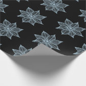 Blassblau auf schwarzem Sketchy-Blume Geschenkpapier (Ecke)