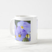 Blassblaue Stiefmütterchen Kaffeetasse (Vorderseite Links)