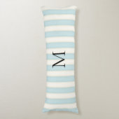 Blassblaue und antike weiße Streifen Mit Monogramm Seitenschläferkissen (Vorderseite Vertikal)