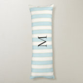 Blassblaue und antike weiße Streifen Mit Monogramm Seitenschläferkissen (Rückseite (Vertikal))