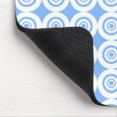 Blassblaue und weiße geometrische Muster Mousepad (Ecke)
