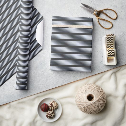 Blassblaues Muster mit fünf Streifen Geschenkpapier (Kunsthandwerk)