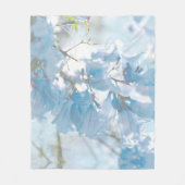 Blasse Pastel Blauer Jacaranda Blume Blüten Fleecedecke (Vorderseite)