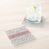 Blasse Pastellrosa-und Grau-Arabeske auf Weiß Glasuntersetzer (Schrägansicht)