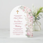 Blasse rosa Blumenbogen religiöse Hochzeit Einladung (Stehend Vorderseite)