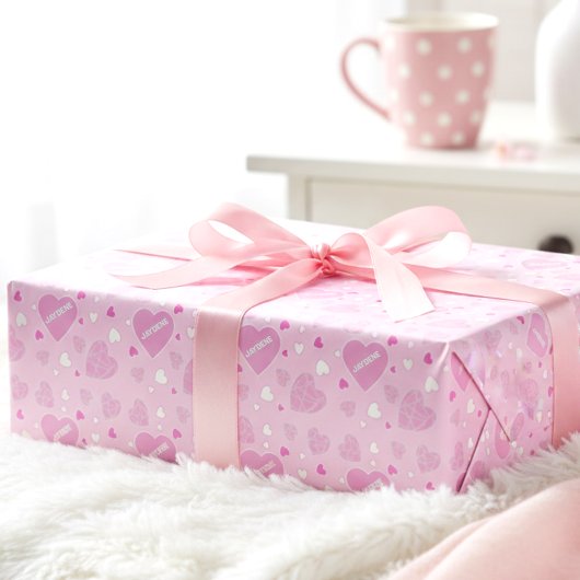 Blasse rosa Herzen und Name Geschenkpapier