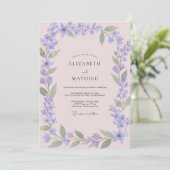 Blasse rosa Immergrün-Wildblumen-Hochzeit Einladung (Stehend Vorderseite)