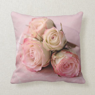 Blasse Rosen auf rosa Wirbel Kissen