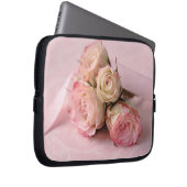 blasse Rosen auf rosa Wirbelslaptophülse Laptopschutzhülle (Vorne Rechts)