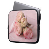 blasse Rosen auf rosa Wirbelslaptophülse Laptopschutzhülle (Vorderseite Links)