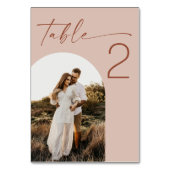 Blasse Röte Script Hochzeit | Elegante Bogenfoto Tischnummer (Vorderseite)