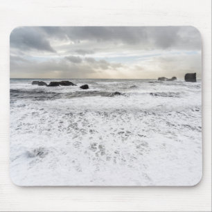 Blasse schaumige Ozean-Meereslandschaft, Island Mousepad