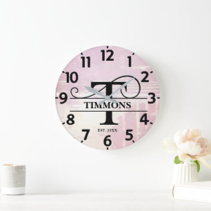 Blasses Lavendel abgenutztes T Monogramm Große Wanduhr