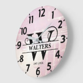 Blasses Lavendel abgenutztes W Monogramm Große Wanduhr (Winkel)