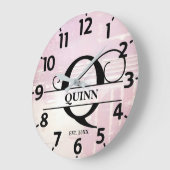 Blasses Lavendel gestörtes Q-Monogramm Große Wanduhr (Winkel)