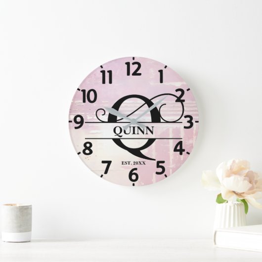 Blasses Lavendel gestörtes Q-Monogramm Große Wanduhr (Zuhause)