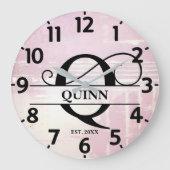 Blasses Lavendel gestörtes Q-Monogramm Große Wanduhr (Vorderseite)