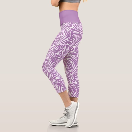 Blasses Lila tropisches Leaf-Wiederholmuster Capri Leggings (Links)