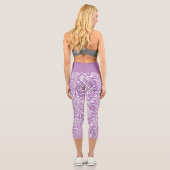 Blasses Lila tropisches Leaf-Wiederholmuster Capri Leggings (Rückseite)