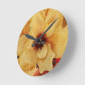 Blassgelbe Blume mit Küchenecke Runde Wanduhr (Winkel)