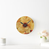 Blassgelbe Blume mit Küchenecke Runde Wanduhr (Zuhause)