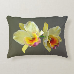 Blassgelbe Cattleya Orchideen Dekokissen