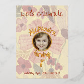 Blassgelbe indische Rote Flora Geburt Folieneinladung (Vorderseite)