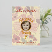 Blassgelbe indische Rote Flora Geburt Folieneinladung (Stehend vorne)