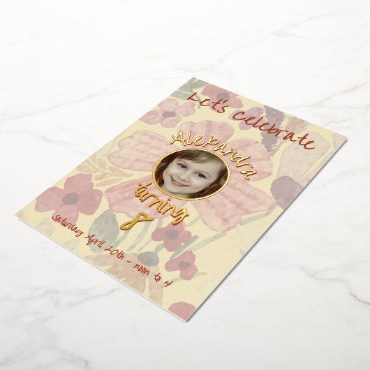 Blassgelbe indische Rote Flora Geburt Folieneinladung (Gedreht)