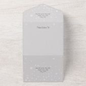 Blassgraue Pine & Holly im Schnee All In One Einladung (Außenbereich)