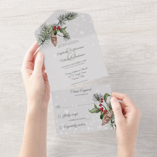 Blassgraue Pine & Holly im Schnee All In One Einladung (Abreißen)